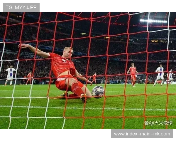 拜仁德里赫特头槌如铁锤砸向球门——力量与训练的协奏