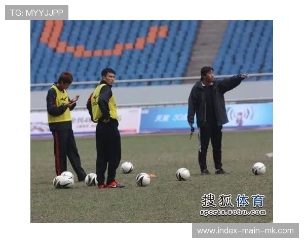 球员康复训练中首次尝试边路突破，教练满意点头