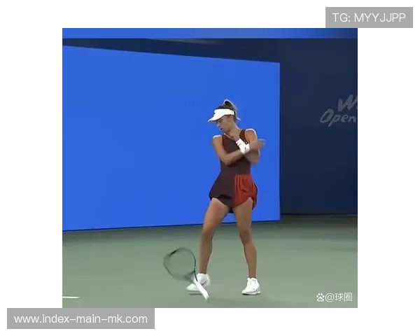 网球女将失误摔拍，下一球直接Ace回击