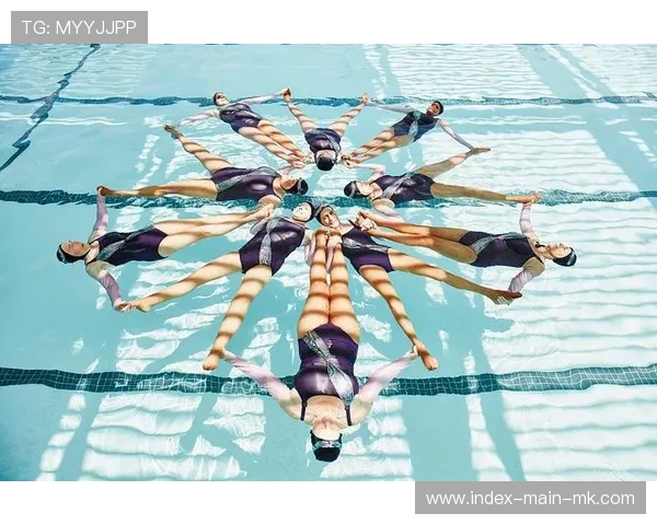 花样游泳队装扮成星空主题美翻全场